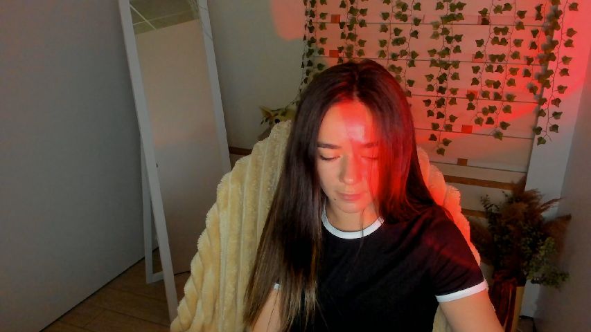 KiraLove's MyFreeCams show and profile