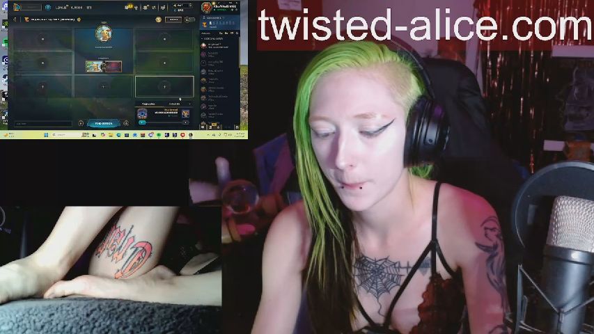 TwistedAliceW live