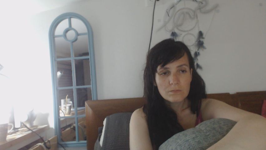 isabellazee2's MyFreeCams show and profile