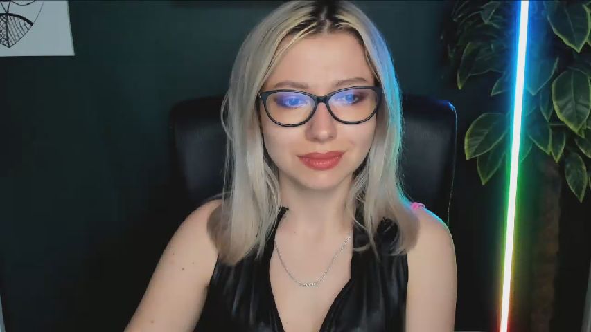 HeidiFLOWER's MyFreeCams show and profile