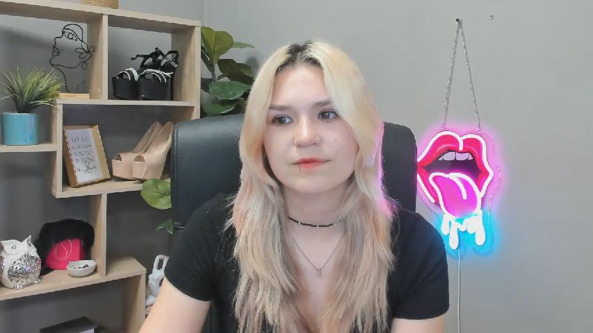 Lily_HOT online profile