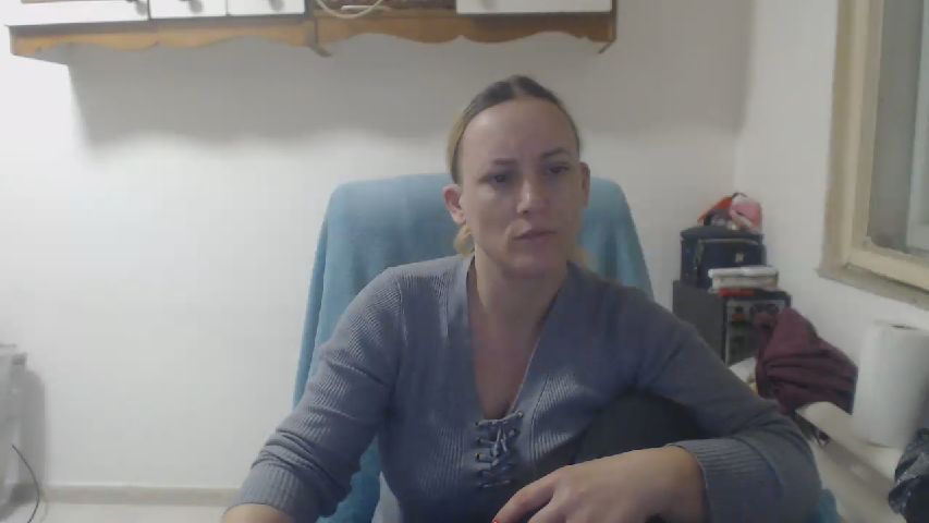 LiaMelanyy's MyFreeCams show and profile
