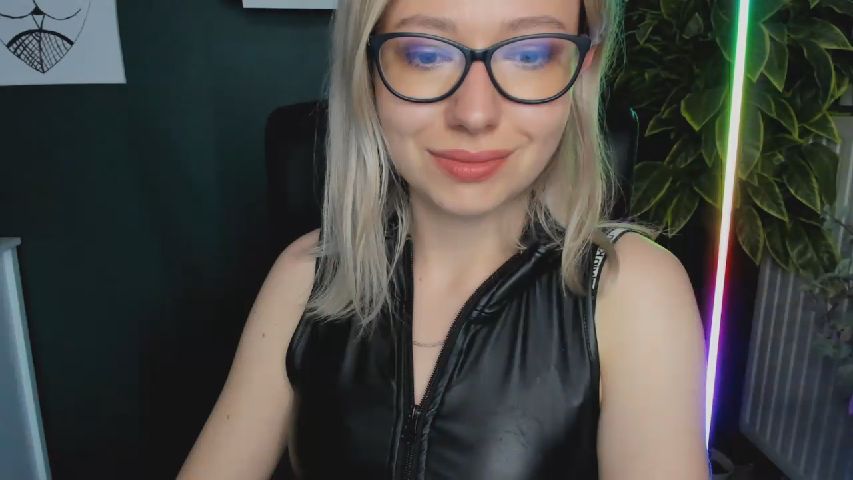 HeidiFLOWER's MyFreeCams show and profile