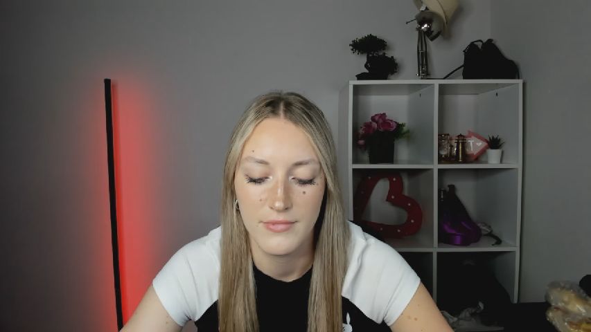 EvelynBlond online image