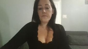 Lillirose183 - Im NEW! Come say Hi! *Dick Rate - 150 tkns *Tit Flash - 100tks *Topless for 5 mins - 200tkns, *Snap - 350tkns **Lovense Sorted - Tip and see me react