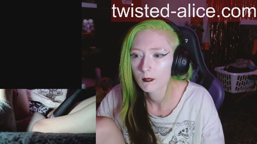 TwistedAliceW live