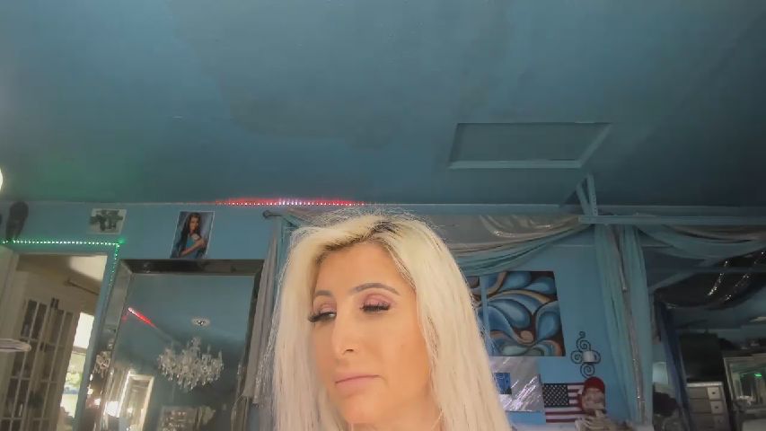 ADRIANA_FOX's MyFreeCams show and profile