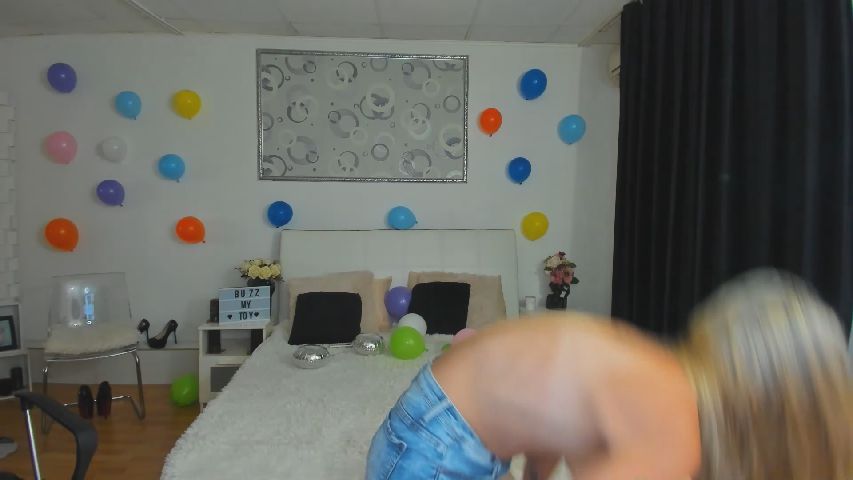 AnyaHills's MyFreeCams show and profile