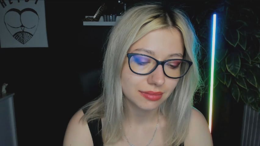 HeidiFLOWER's MyFreeCams show and profile
