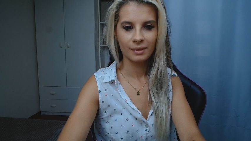 KristineLips live